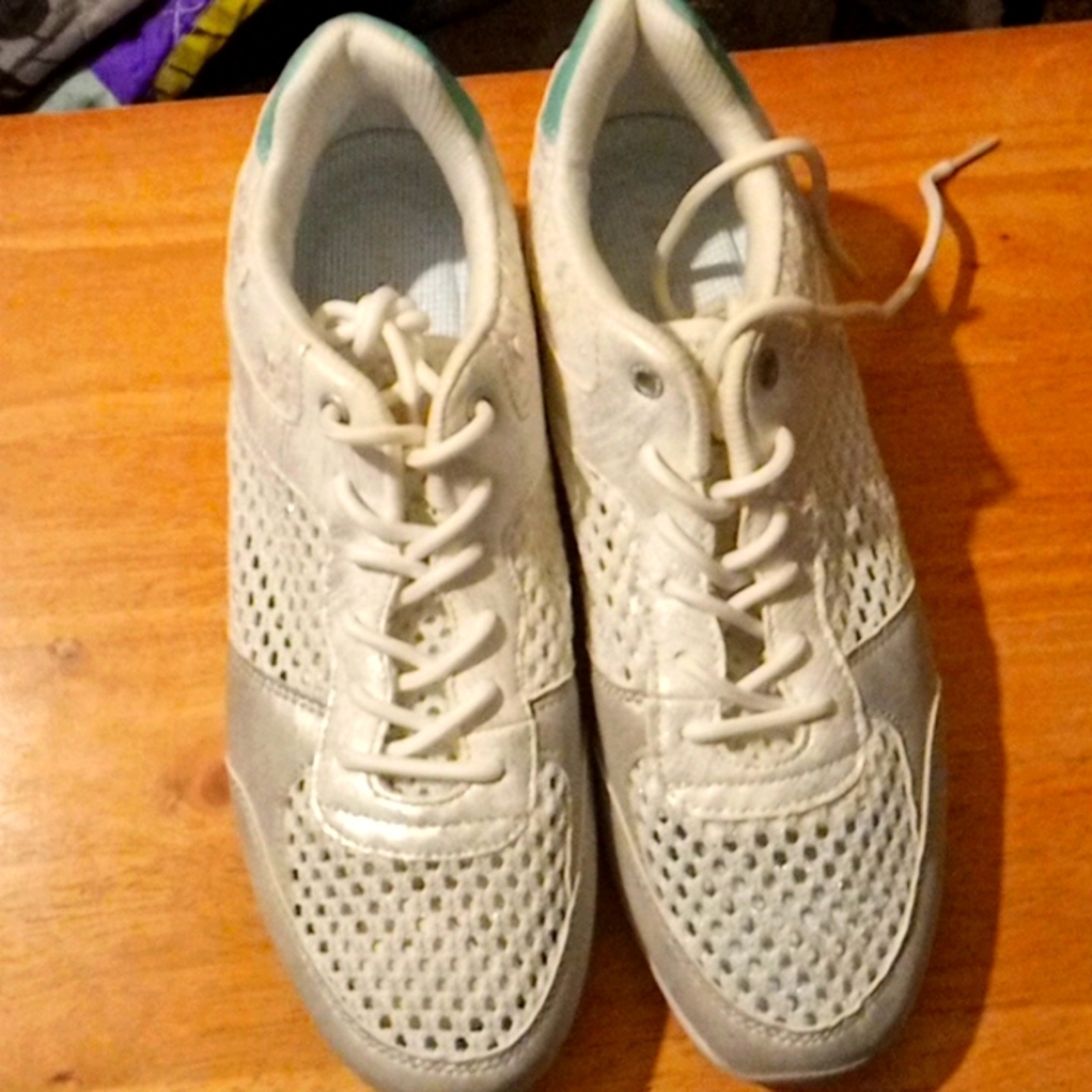 Tennis shoes